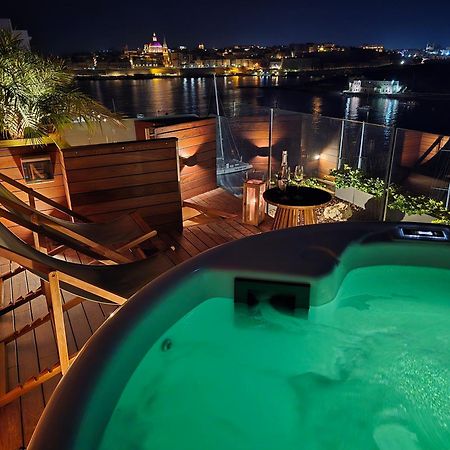 Unique Seafront Triplex Penthouse With Panoramic Bedroom & Rooftop Jacuzzi Overlooking Valletta สลีมา ภายนอก รูปภาพ