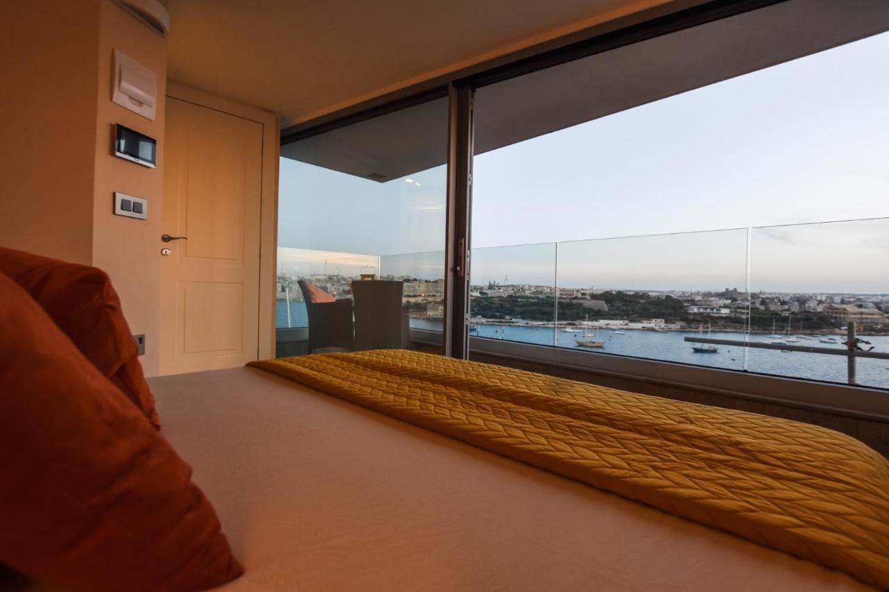 Unique Seafront Triplex Penthouse With Panoramic Bedroom & Rooftop Jacuzzi Overlooking Valletta สลีมา ภายนอก รูปภาพ