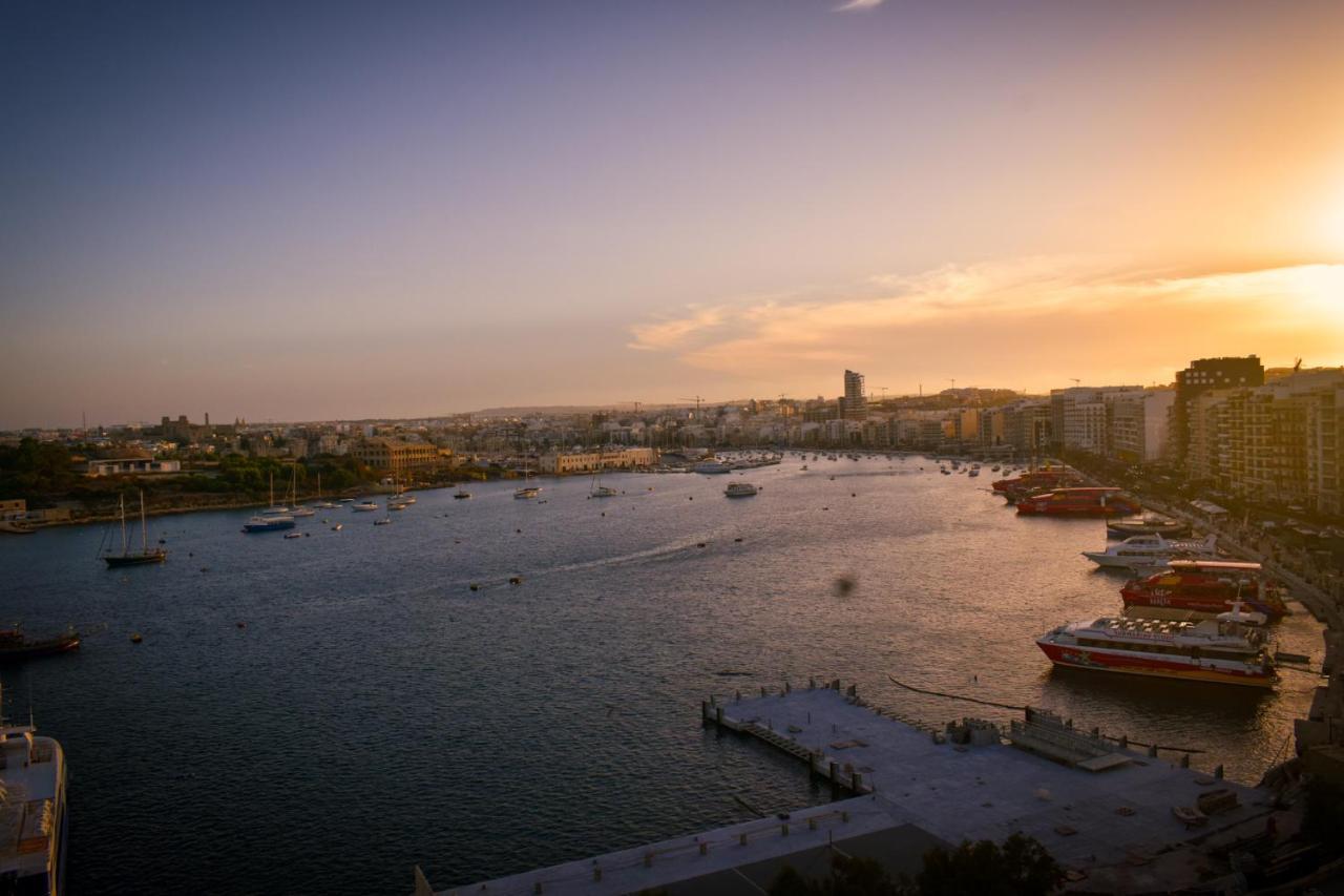 Unique Seafront Triplex Penthouse With Panoramic Bedroom & Rooftop Jacuzzi Overlooking Valletta สลีมา ภายนอก รูปภาพ