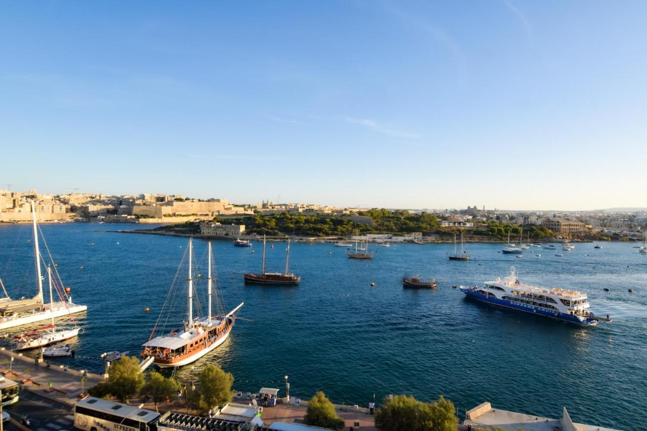 Unique Seafront Triplex Penthouse With Panoramic Bedroom & Rooftop Jacuzzi Overlooking Valletta สลีมา ภายนอก รูปภาพ