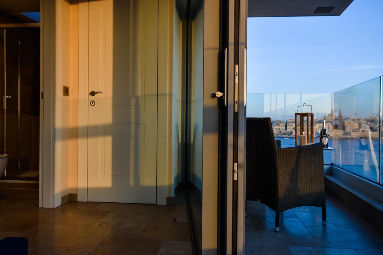 Unique Seafront Triplex Penthouse With Panoramic Bedroom & Rooftop Jacuzzi Overlooking Valletta สลีมา ภายนอก รูปภาพ