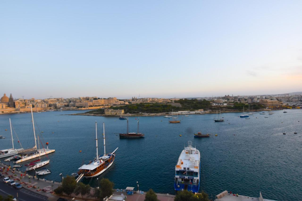 Unique Seafront Triplex Penthouse With Panoramic Bedroom & Rooftop Jacuzzi Overlooking Valletta สลีมา ภายนอก รูปภาพ