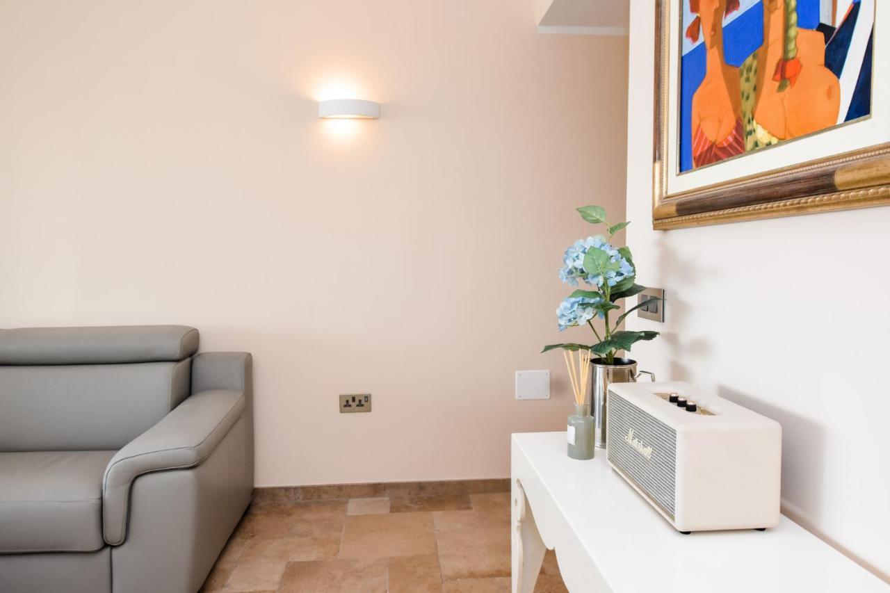 Unique Seafront Triplex Penthouse With Panoramic Bedroom & Rooftop Jacuzzi Overlooking Valletta สลีมา ภายนอก รูปภาพ