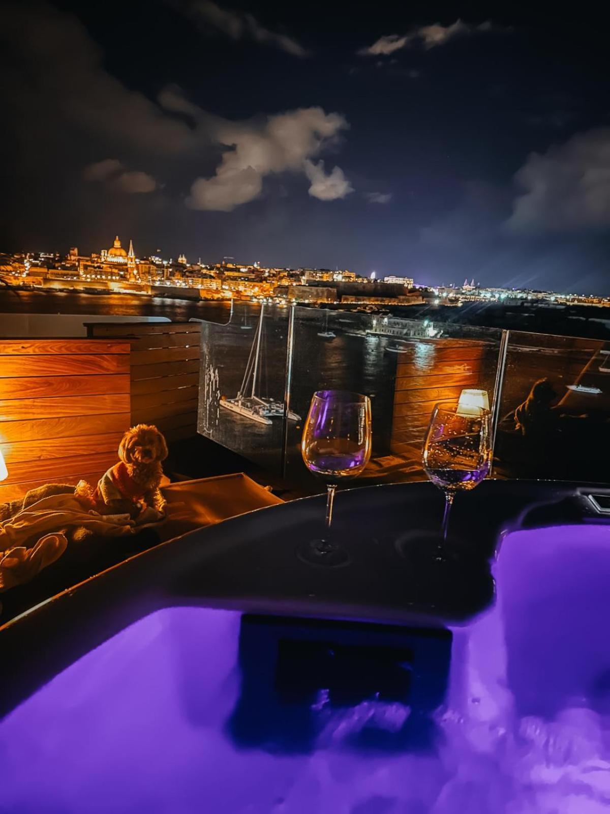 Unique Seafront Triplex Penthouse With Panoramic Bedroom & Rooftop Jacuzzi Overlooking Valletta สลีมา ภายนอก รูปภาพ