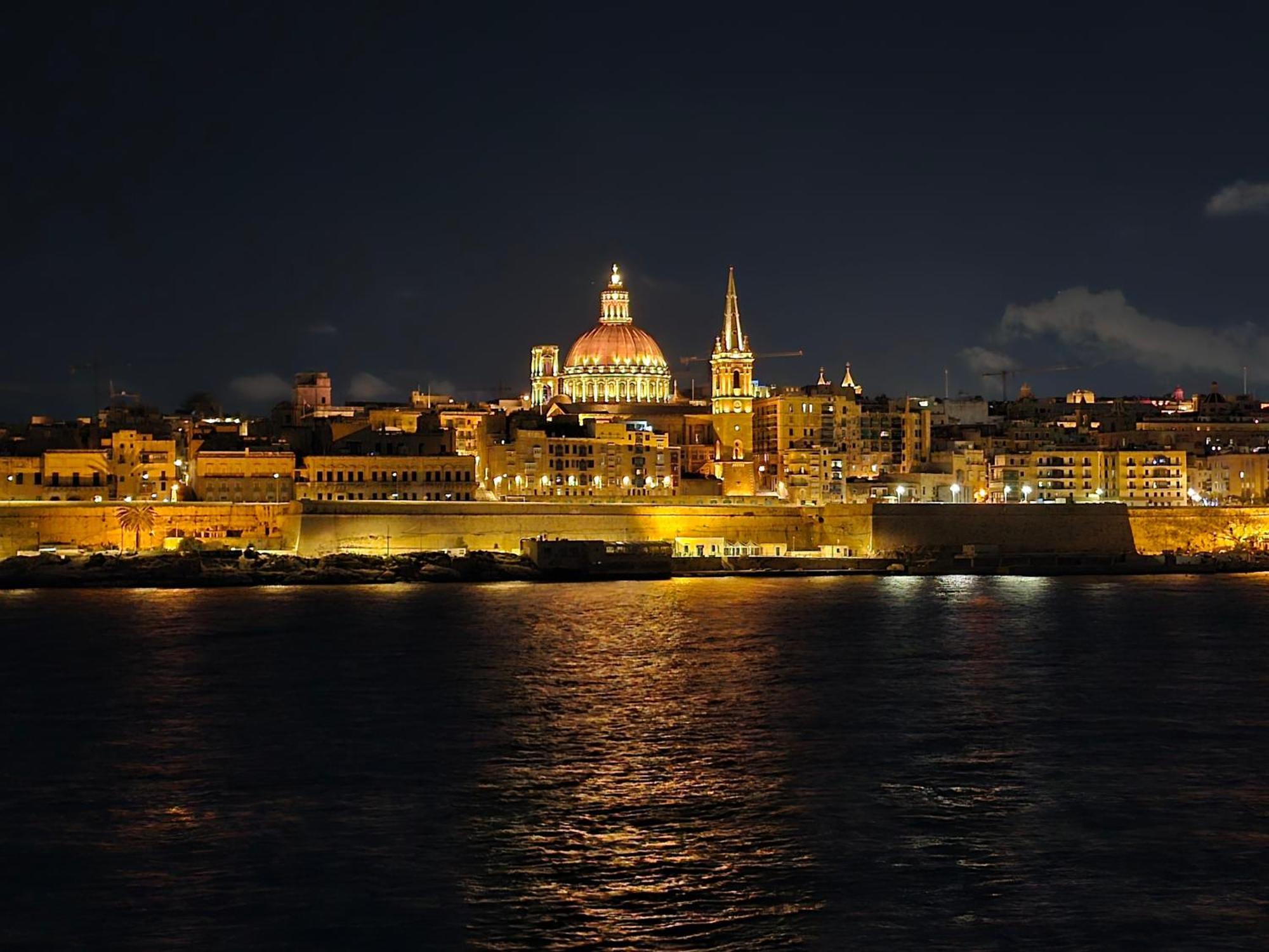 Unique Seafront Triplex Penthouse With Panoramic Bedroom & Rooftop Jacuzzi Overlooking Valletta สลีมา ภายนอก รูปภาพ