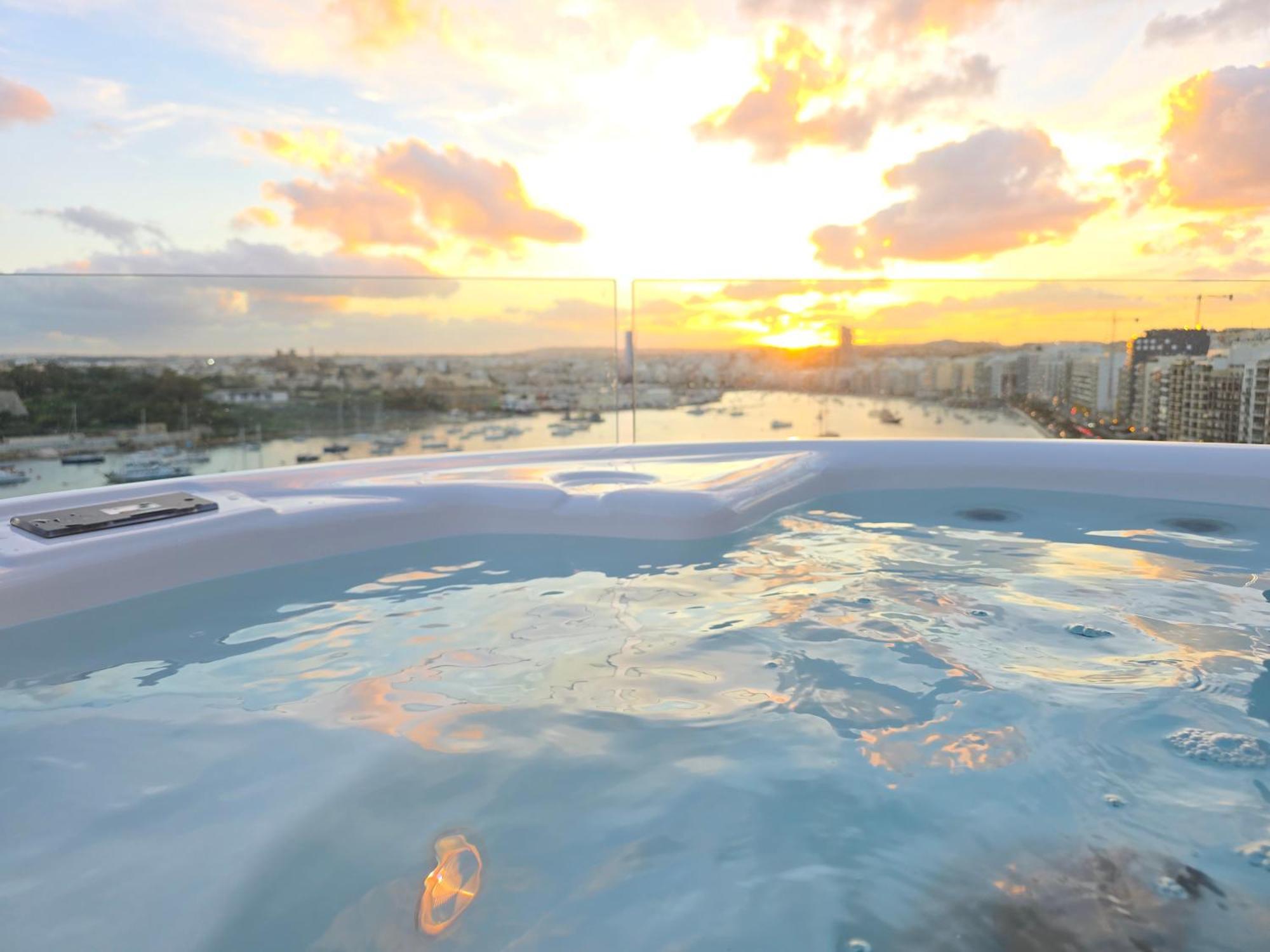 Unique Seafront Triplex Penthouse With Panoramic Bedroom & Rooftop Jacuzzi Overlooking Valletta สลีมา ภายนอก รูปภาพ