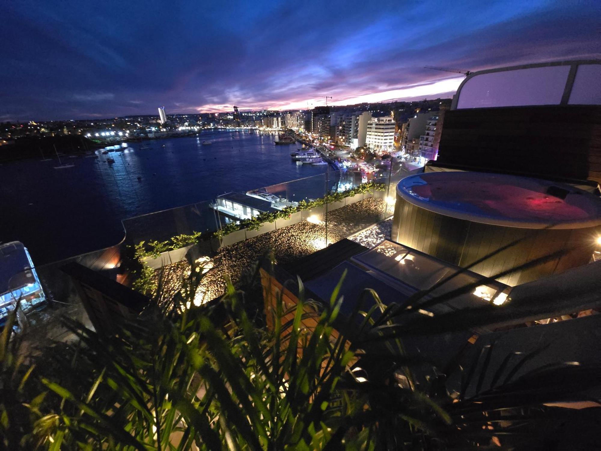 Unique Seafront Triplex Penthouse With Panoramic Bedroom & Rooftop Jacuzzi Overlooking Valletta สลีมา ภายนอก รูปภาพ