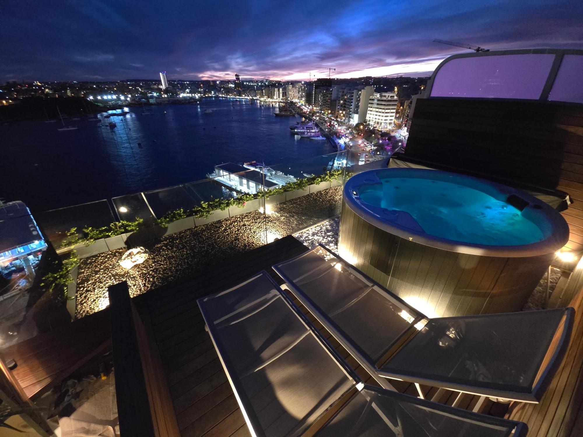Unique Seafront Triplex Penthouse With Panoramic Bedroom & Rooftop Jacuzzi Overlooking Valletta สลีมา ภายนอก รูปภาพ