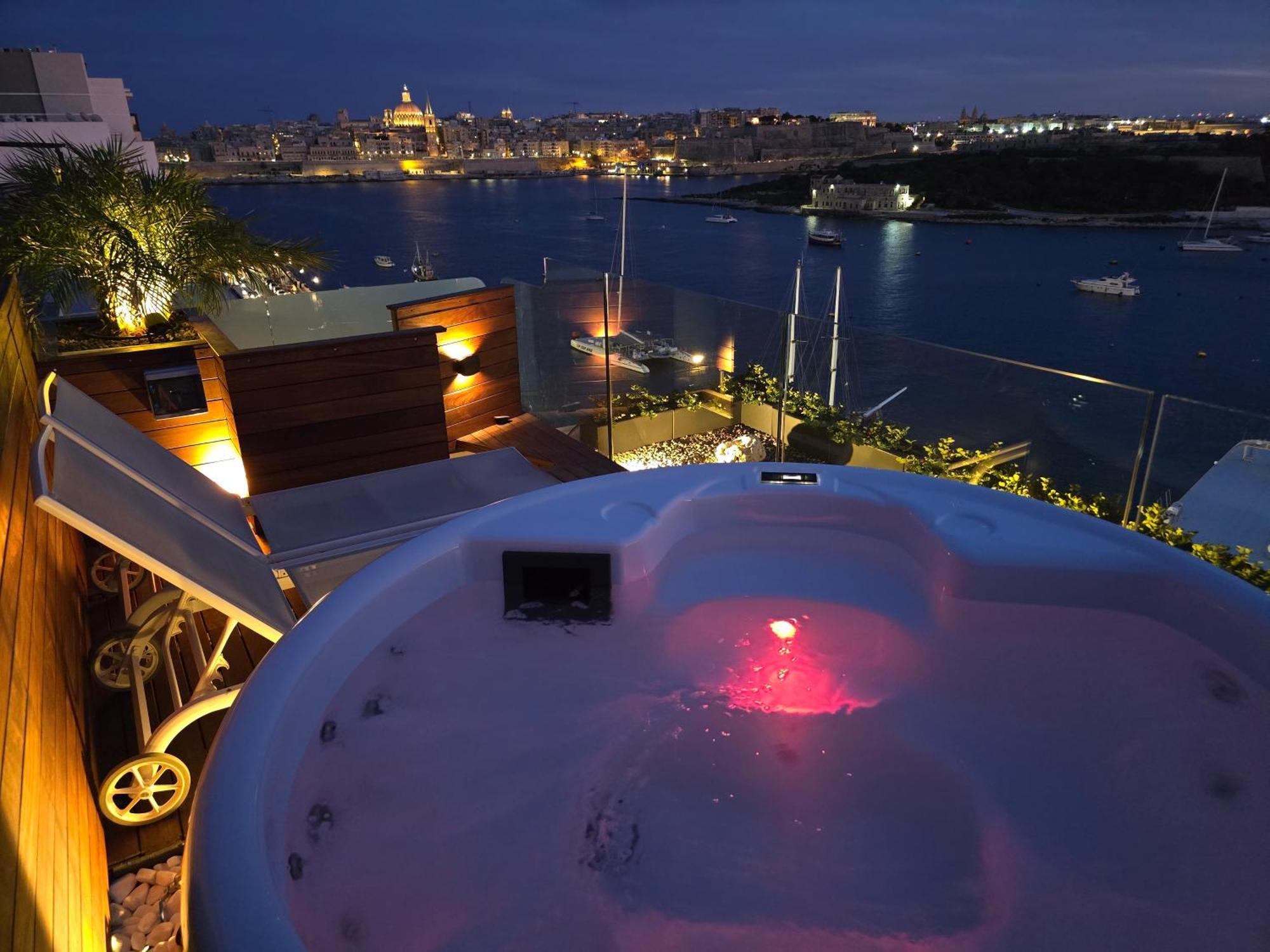 Unique Seafront Triplex Penthouse With Panoramic Bedroom & Rooftop Jacuzzi Overlooking Valletta สลีมา ภายนอก รูปภาพ