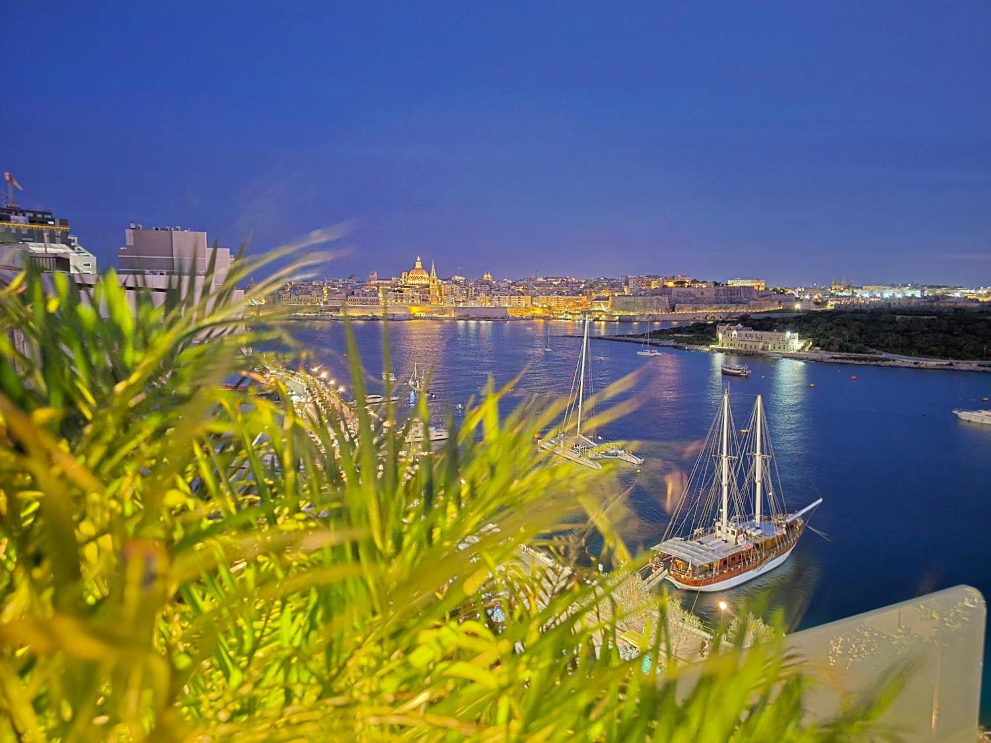 Unique Seafront Triplex Penthouse With Panoramic Bedroom & Rooftop Jacuzzi Overlooking Valletta สลีมา ภายนอก รูปภาพ