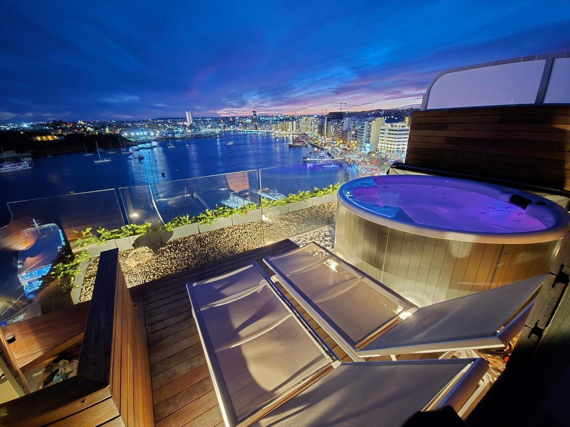 Unique Seafront Triplex Penthouse With Panoramic Bedroom & Rooftop Jacuzzi Overlooking Valletta สลีมา ภายนอก รูปภาพ