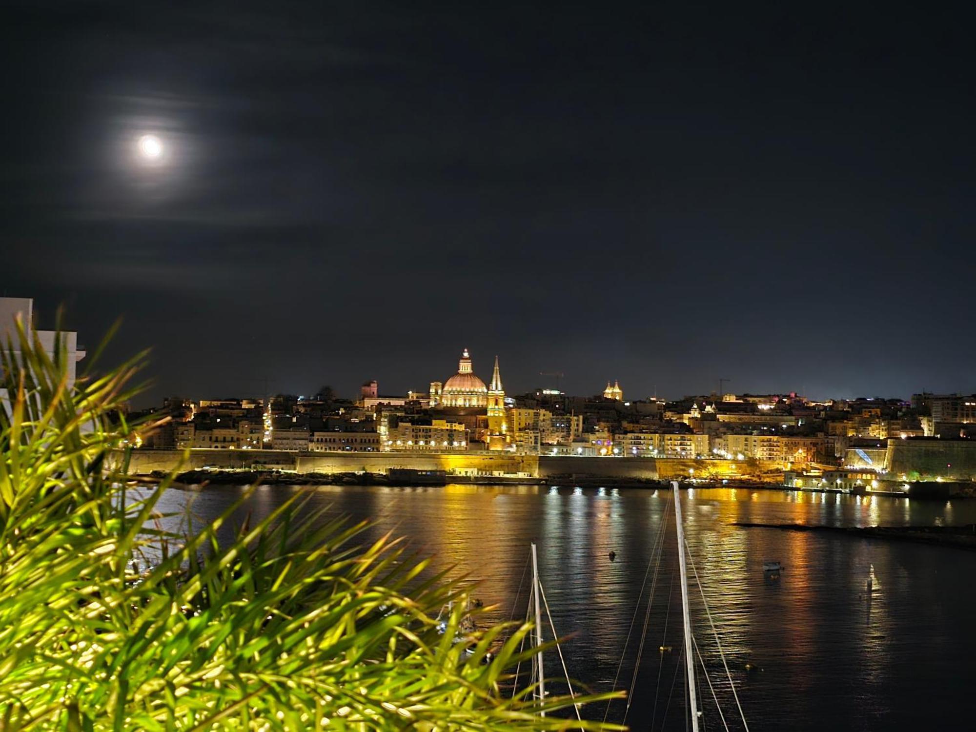 Unique Seafront Triplex Penthouse With Panoramic Bedroom & Rooftop Jacuzzi Overlooking Valletta สลีมา ภายนอก รูปภาพ