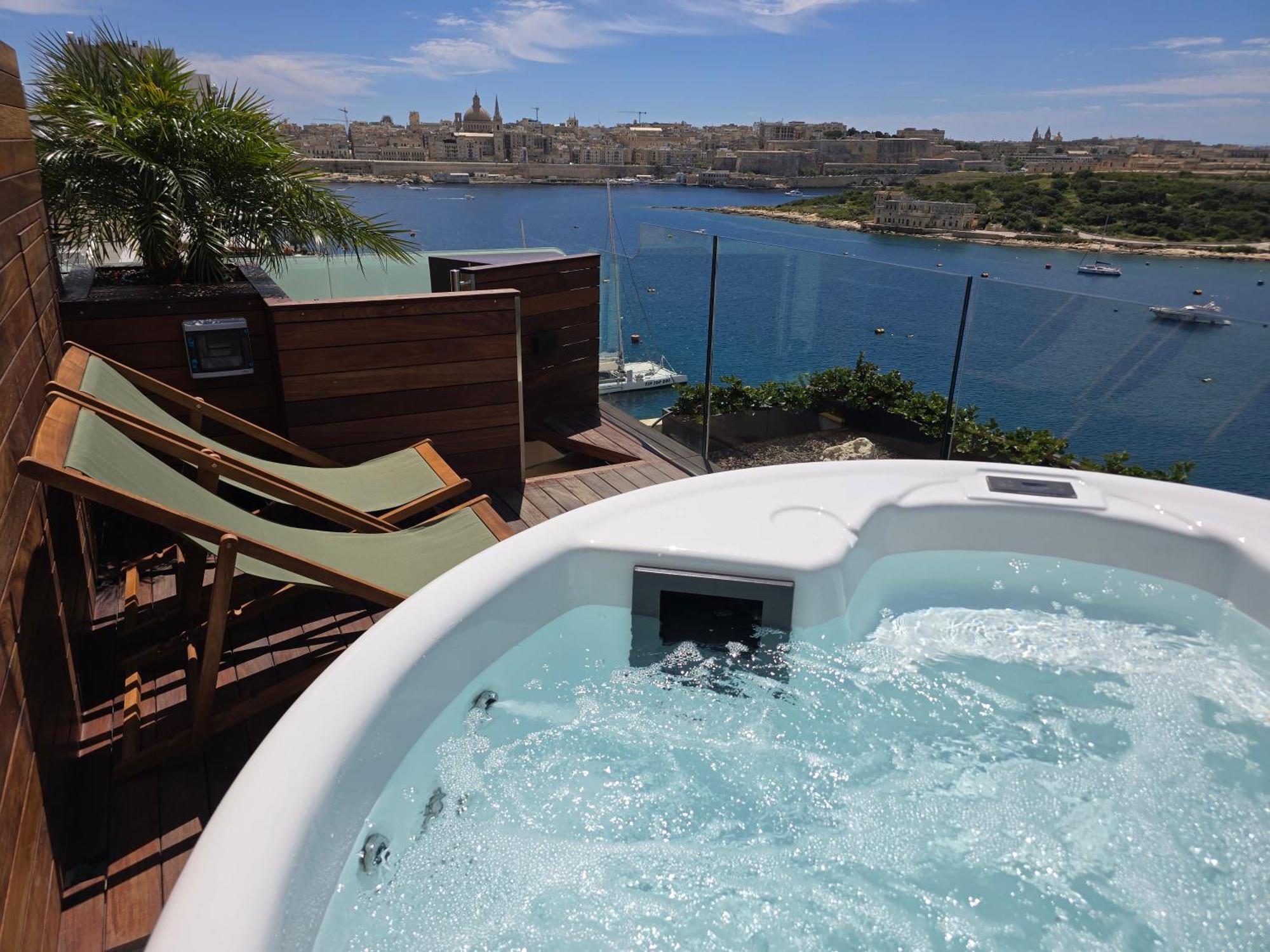 Unique Seafront Triplex Penthouse With Panoramic Bedroom & Rooftop Jacuzzi Overlooking Valletta สลีมา ภายนอก รูปภาพ