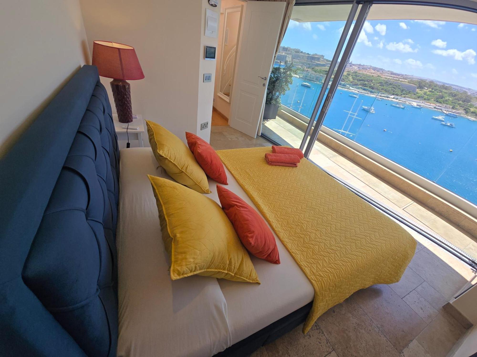 Unique Seafront Triplex Penthouse With Panoramic Bedroom & Rooftop Jacuzzi Overlooking Valletta สลีมา ภายนอก รูปภาพ