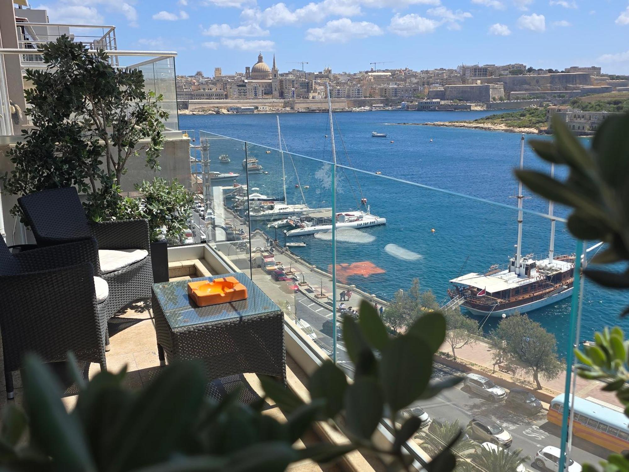 Unique Seafront Triplex Penthouse With Panoramic Bedroom & Rooftop Jacuzzi Overlooking Valletta สลีมา ภายนอก รูปภาพ