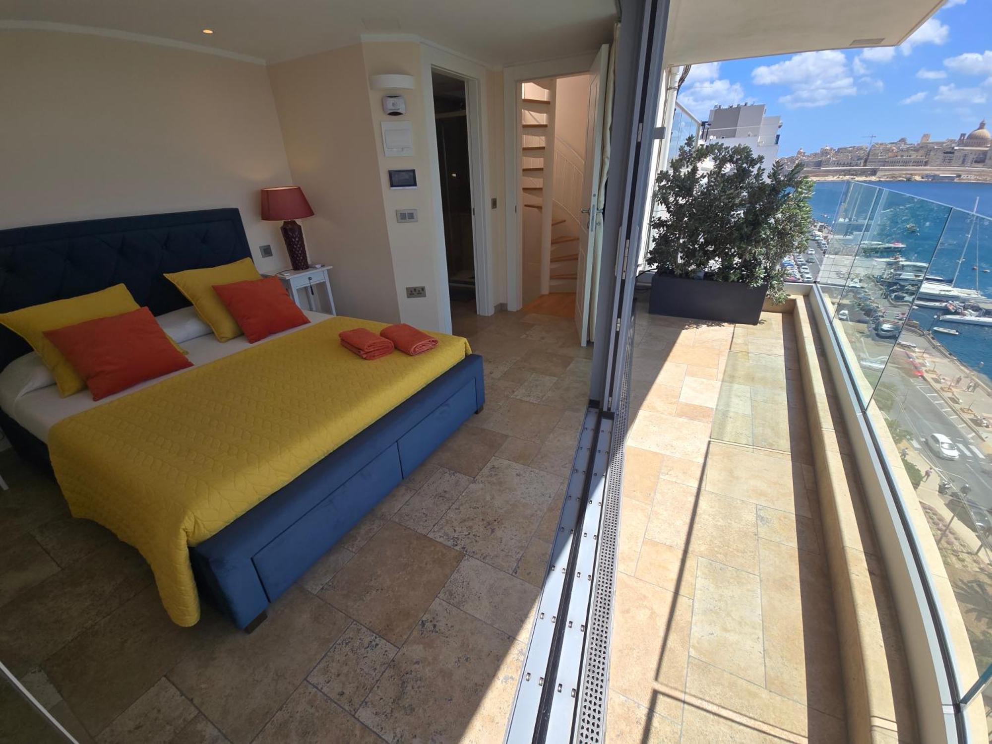 Unique Seafront Triplex Penthouse With Panoramic Bedroom & Rooftop Jacuzzi Overlooking Valletta สลีมา ภายนอก รูปภาพ