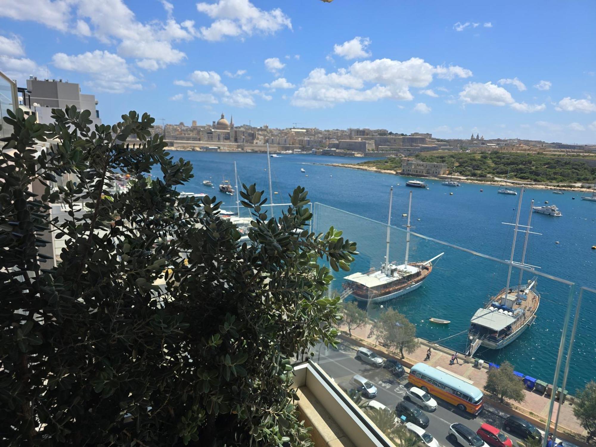 Unique Seafront Triplex Penthouse With Panoramic Bedroom & Rooftop Jacuzzi Overlooking Valletta สลีมา ภายนอก รูปภาพ