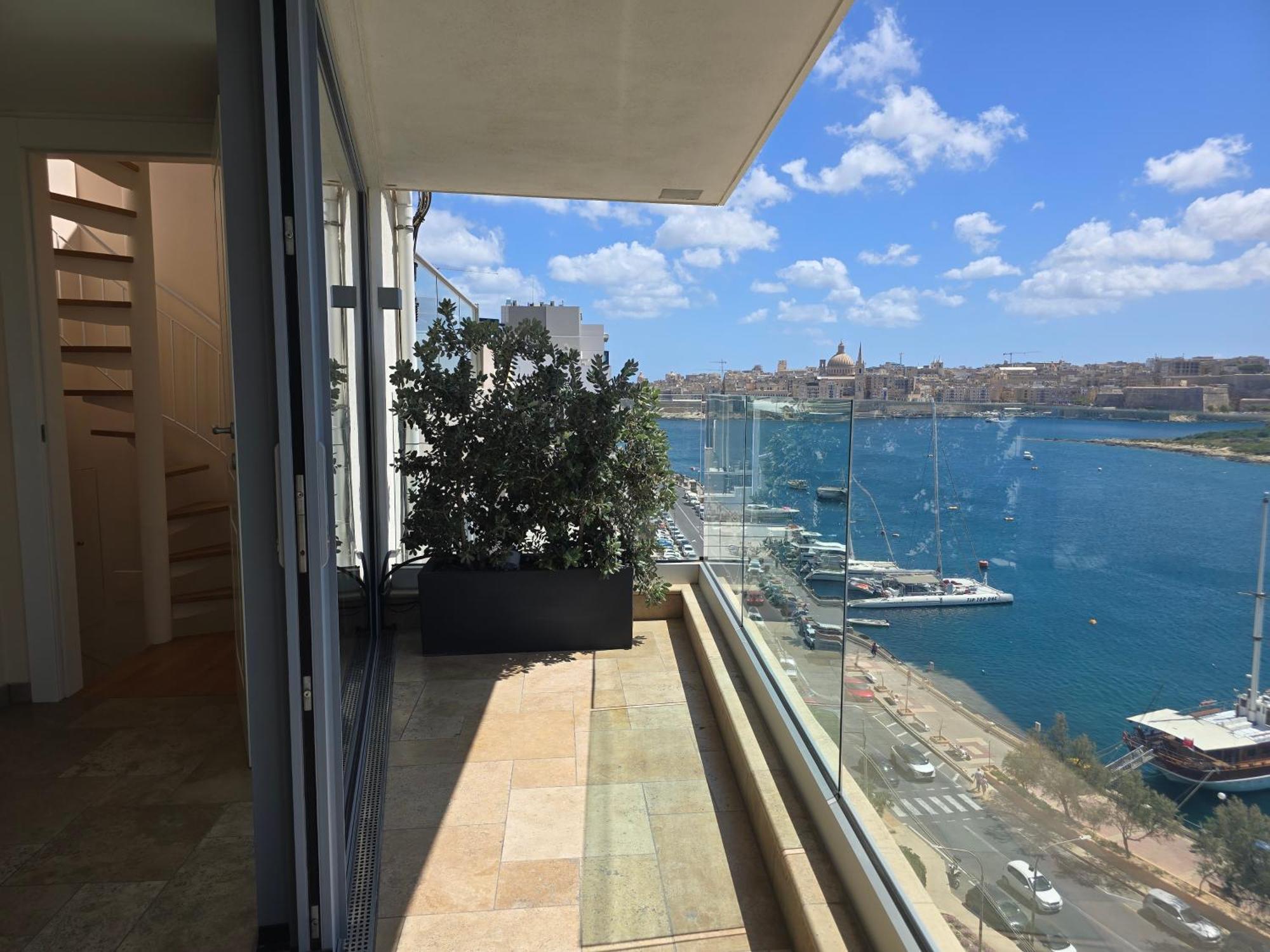 Unique Seafront Triplex Penthouse With Panoramic Bedroom & Rooftop Jacuzzi Overlooking Valletta สลีมา ภายนอก รูปภาพ
