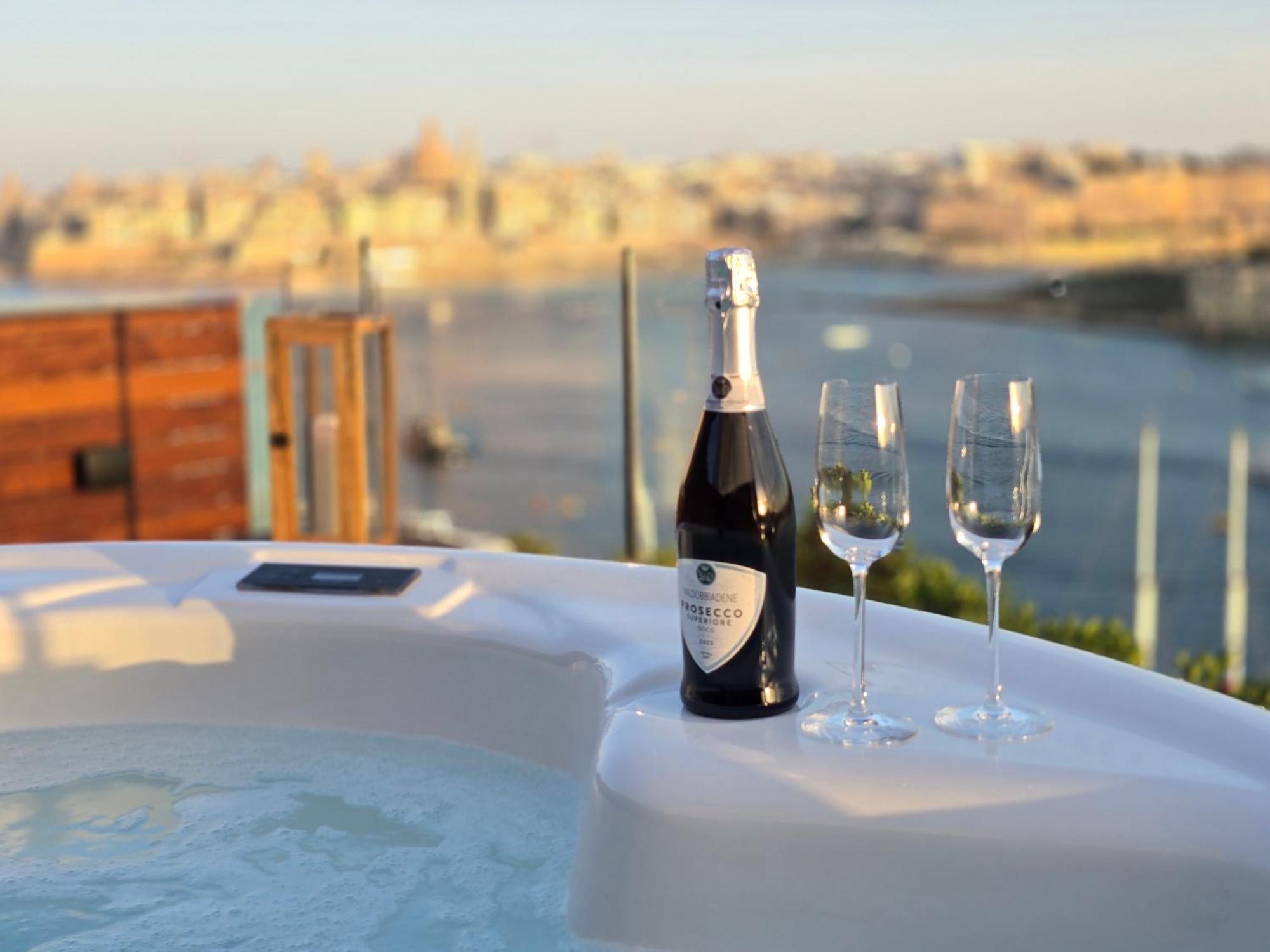Unique Seafront Triplex Penthouse With Panoramic Bedroom & Rooftop Jacuzzi Overlooking Valletta สลีมา ภายนอก รูปภาพ