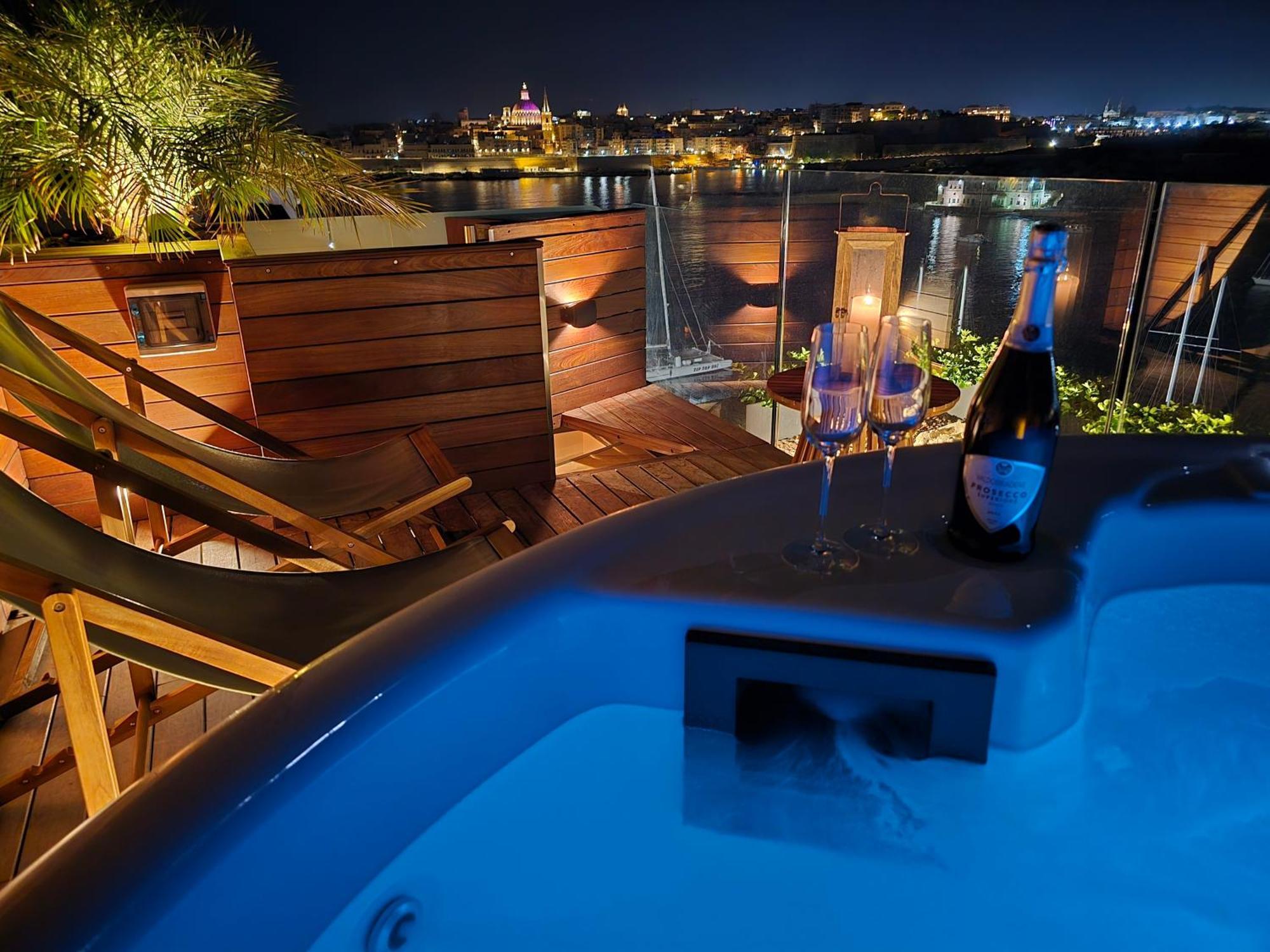Unique Seafront Triplex Penthouse With Panoramic Bedroom & Rooftop Jacuzzi Overlooking Valletta สลีมา ภายนอก รูปภาพ