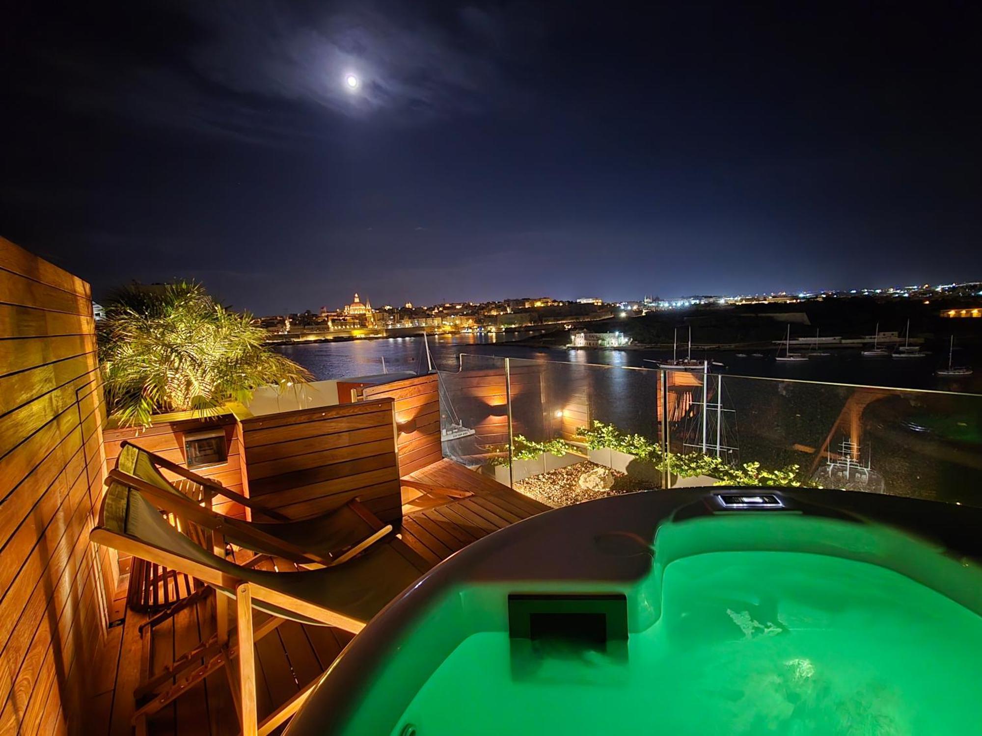 Unique Seafront Triplex Penthouse With Panoramic Bedroom & Rooftop Jacuzzi Overlooking Valletta สลีมา ภายนอก รูปภาพ